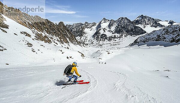 Skitourengeher bei der Abfahrt am Verborgen-Berg Ferner  hinten Gipfel Innere Sommerwand und Östliche Seespitze  Blick ins Tal des Oberbergbach  Stubaier Alpen  Tirol  Österreich  Europa