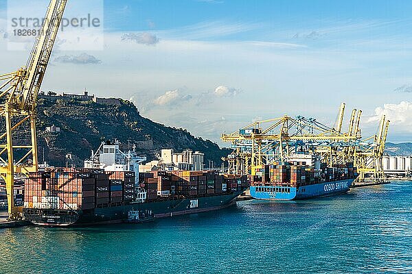 Containerhafen und Schiffe  Barcelona  Spanien  Europa