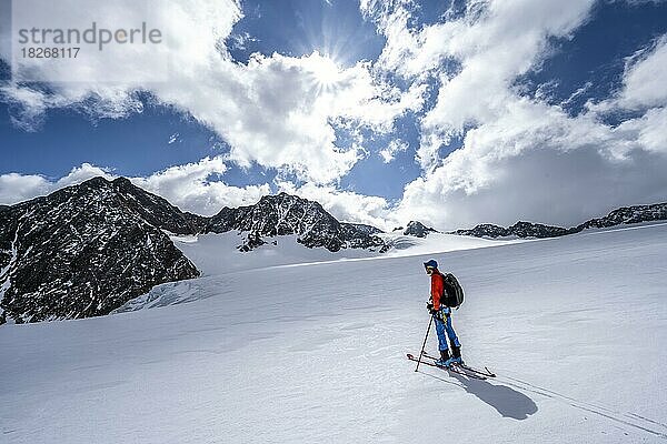 Skitourengeher am Alpeiner Ferner  Sonnenstern  Stubaier Alpen  Tirol  Österreich  Europa