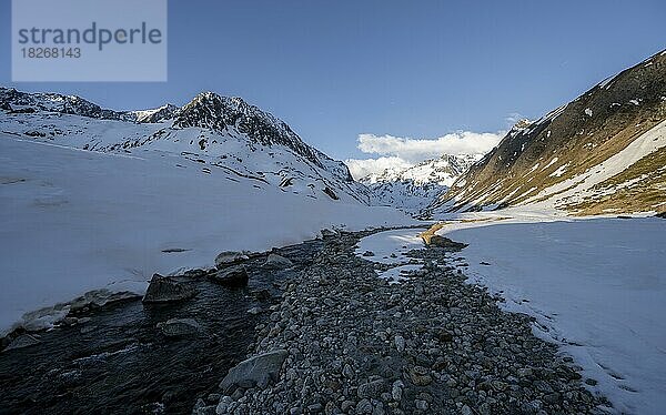 Verschneite Berge im Abendlicht  Blick ins Tal mit Oberbergbach  Franz-Senn-Hütte  Stubaier Alpen  Tirol  Österreich  Europa