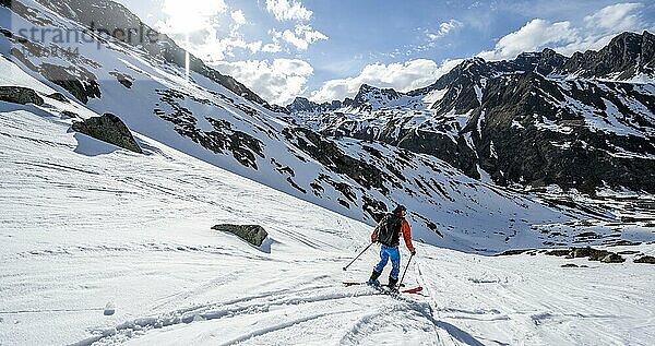 Skitourengeher bei der Abfahrt  im Stiergschwez  Skitour zum Sommerwandferner  Stubaier Alpen  Tirol  Österreich  Europa