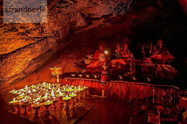Höhle mit Kerzen und Buddha-Bildern entlang der Kailash Kora  Westtibet