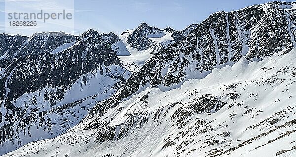 Ausblick auf Berge und Gletscher mit Gipfel Östliche Seespitze und Innere Sommerwand  Stubaier Alpen  Tirol  Österreich  Europa