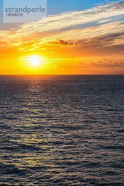 Sonnenuntergang über dem Meer  Barcelona  Spanien  Europa