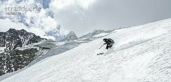 Skitourengeherin bei der Abfahrt am Alpeiner Ferner  Gletscherabbruch  Stubaier Alpen  Tirol  Österreich  Europa