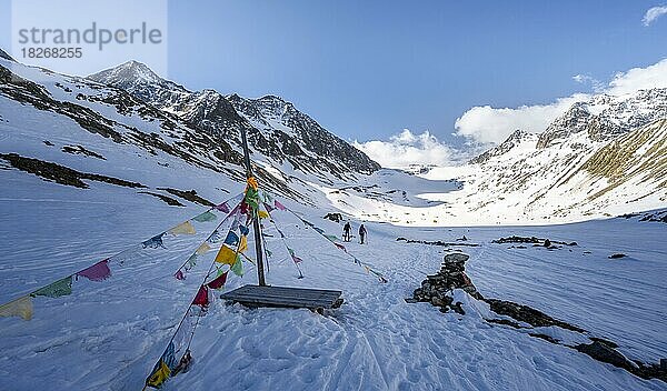 Gebetsfahnen  verschneite Berglandschaft  Skitourengeher beim Aufstieg zum Alpeiner Ferner  Stubaier Alpen  Tirol  Österreich  Europa