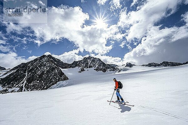 Skitourengeher am Alpeiner Ferner  Sonnenstern  Stubaier Alpen  Tirol  Österreich  Europa