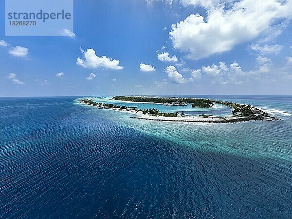 Luftaufnahme  Malediven  Nord Malé Atoll  Indischer Ozean  Lankanfushi  Paradiesinsel mit Wasserbungalows  Asien