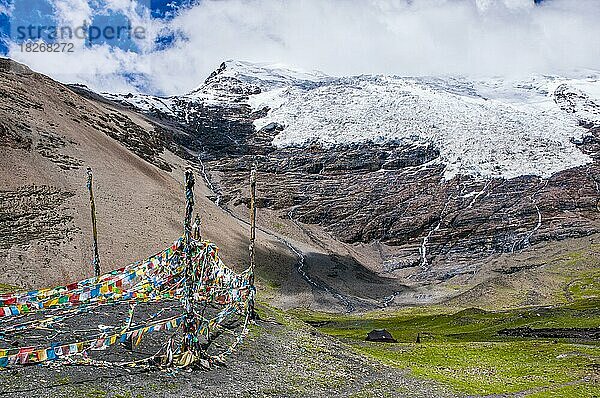 Gebetsfahnen auf dem Karo-La-Pass entlang des Friendship Highway  Tibet