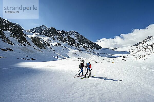 Zwei Skitourengeher beim Aufstieg zum Alpeiner Ferner  schneebedeckte Berglandschaft mit Gletscher  Stubaier Alpen  Tirol  Österreich  Europa