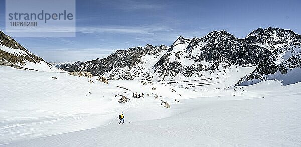 Skitourengeher bei der Abfahrt am Verborgen-Berg Ferner  hinten Gipfel Westliche Seespitze und Östliche Seespitze  Blick ins Tal des Oberbergbach  Stubaier Alpen  Tirol  Österreich  Europa