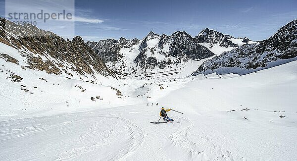 Skitourengeher bei der Abfahrt am Verborgen-Berg Ferner  hinten Gipfel Innere Sommerwand und Östliche Seespitze  Blick ins Tal des Oberbergbach  Stubaier Alpen  Tirol  Österreich  Europa