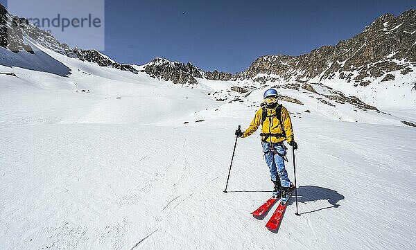 Skitourengeher bei der Abfahrt am Verborgen-Berg Ferner  Stubaier Alpen  Tirol  Österreich  Europa