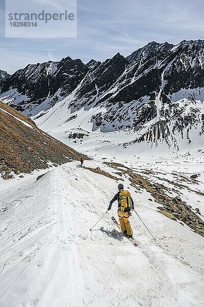 Skifahrer bei der Abfahrt an einer Gletschermoräne  Berglastal  Stubaier Alpen  Tirol  Österreich  Europa