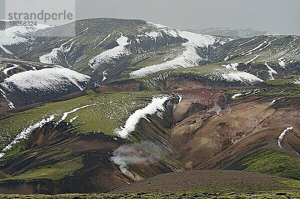 Raue Gebirgslandschaft mit geothermal aktiven Regionen  leichter Schnee  karge Berge  Fjallabak  Fjallabak Naturschutzgebiet  Hochland  Island  Europa