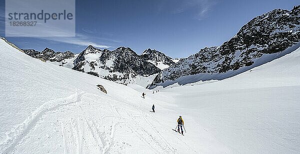 Skitourengeher bei der Abfahrt am Verborgen-Berg Ferner  hinten Gipfel Westliche Seespitze und Östliche Seespitze  Blick ins Tal des Oberbergbach  Stubaier Alpen  Tirol  Österreich  Europa