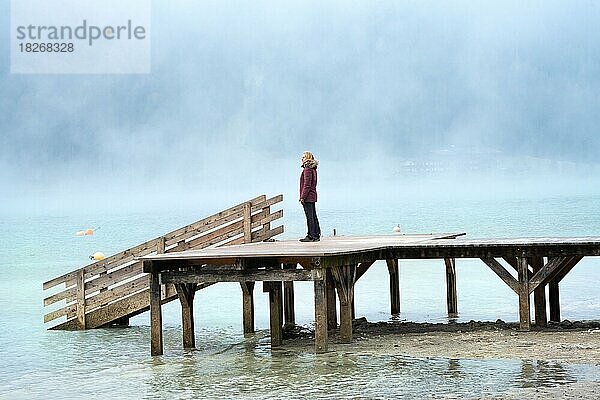 Frau auf Steg bei Nebel am See  Achensee  Tirol  Österreich  Europa