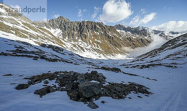 Ausblick auf felsigen Bergkamm ins Oberbergtal  Berglandschaft im Winter  Aufstieg zum Alpeiner Ferner  Stubaier Alpen  Tirol  Österreich  Europa