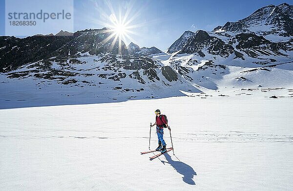 Skitourengeher beim Aufstieg zum Alpeiner Ferner  schneebedeckte Berglandschaft  hinten Gipfel Innere Sommerwand  Sonnenstern  Stubaier Alpen  Tirol  Österreich  Europa
