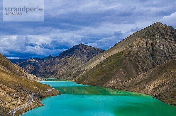 Künstlicher See entlang der Freundschaftsstraße  Tibet