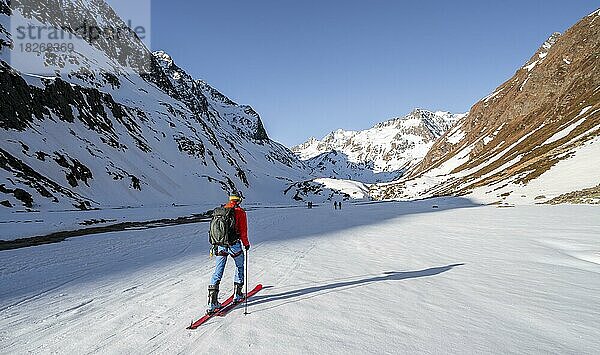 Skitourengeher im Oberbergtal  verschneite Berge mit Gipfel Aperer Turm  Stubaier Alpen  Tirol  Österreich  Europa