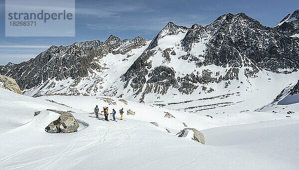 Skitourengeher  hinten Innere Sommerwand  Berge im Winter  Stubaier Alpen  Tirol  Österreich  Europa