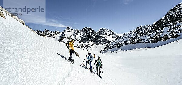 Skitourengeher und Splitboarder bei der Abfahrt am Verborgen-Berg Ferner  hinten Gipfel Westliche Seespitze und Östliche Seespitze  Blick ins Tal des Oberbergbach  Stubaier Alpen  Tirol  Österreich  Europa