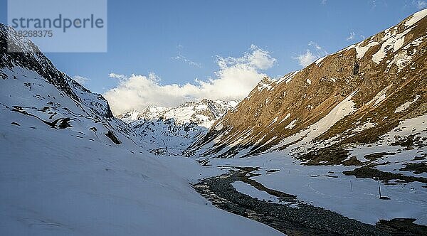 Verschneite Berge im Abendlicht  Blick ins Tal mit Oberbergbach  Franz-Senn-Hütte  Stubaier Alpen  Tirol  Österreich  Europa