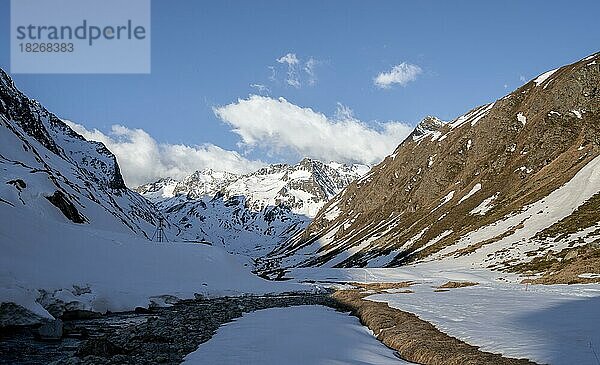 Verschneite Berge im Abendlicht  Blick ins Tal mit Oberbergbach  Franz-Senn-Hütte  Stubaier Alpen  Tirol  Österreich  Europa