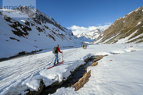 Skitourengeher in einem Tal am Oberbergbach  verschneite Berge  Franz-Senn-Hütte  Stubaier Alpen  Tirol  Österreich  Europa