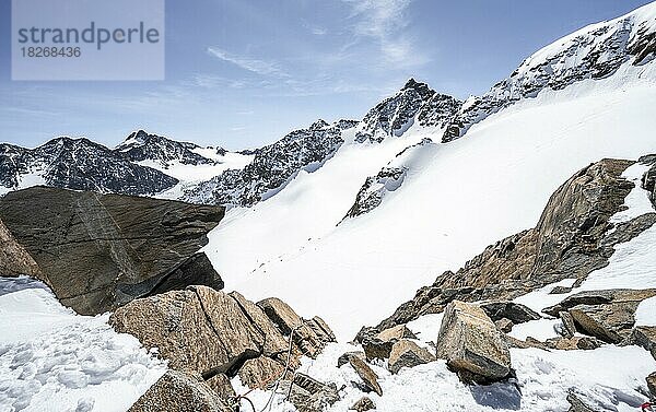 Ausblick von der Turmscharte auf den Gletscher Verborgen-Berg Ferner mit Gipfel Schrandele im Winter  Stubaier Alpen  Tirol  Österreich  Europa