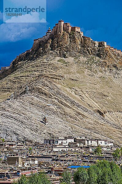 Das alte tibetische Viertel vor dem Dzong  einer alten Burg in Gyantse  Tibet