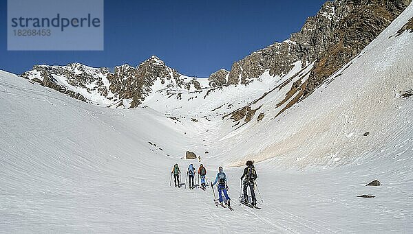 Gruppe Skitourengeher beim AUfstieg zum Lisenser Ferner  Berglastal  hinten Gipfel Vorderes Hinterbergl  Stubaier Alpen  Tirol  Österreich  Europa