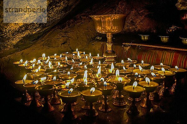 Höhle mit Kerzen und Buddha-Bildern entlang der Kailash Kora  Westtibet