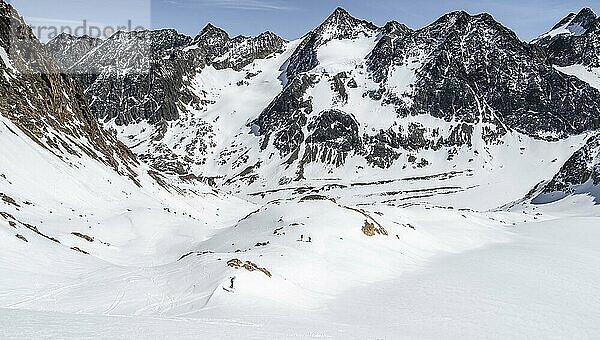 Skifahrerin beim Sprung  Ausblick über den Verborgen-Berg Ferner auf Bergpanorama  Gipfel Innere Sommerwand und Östliche Seespitze  Blick ins Tal des Oberbergbach  Stubaier Alpen  Tirol  Österreich  Europa