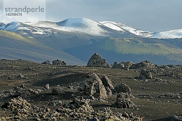 Steinwüste und schneebedeckte Berge  menschenleere Weiten  Fjallabak  Fjallabak Naturschutzgebiet  Hochland  Island  Europa