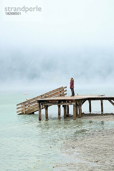 Frau auf Steg bei Nebel am See  Achensee  Tirol  Österreich  Europa