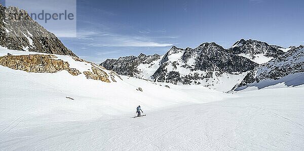 Skitourengeher bei der Abfahrt am Verborgen-Berg Ferner  hinten Gipfel Innere Sommerwand und Östliche Seespitze  Blick ins Tal des Oberbergbach  Stubaier Alpen  Tirol  Österreich  Europa