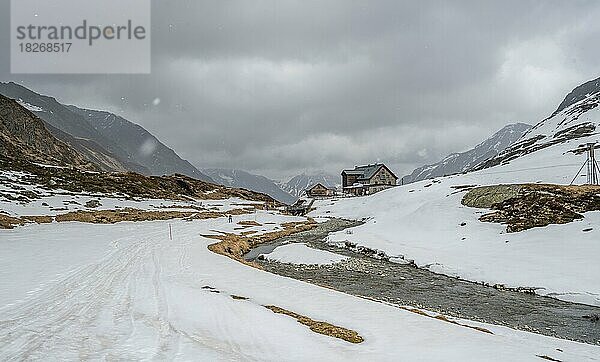 Oberbergbach und Berghütte Franz-Senn-Hütte im Winter  Oberbergtal  Stubaier Alpen  Tirol  Österreich  Europa