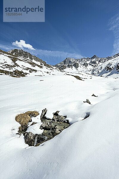 Berglandschaft im Winter  Gipfel Uelasgratspitze und Östliche Knotenspitze  Franz-Senn-Hütte  Stubaier Alpen  Tirol  Österreich  Europa