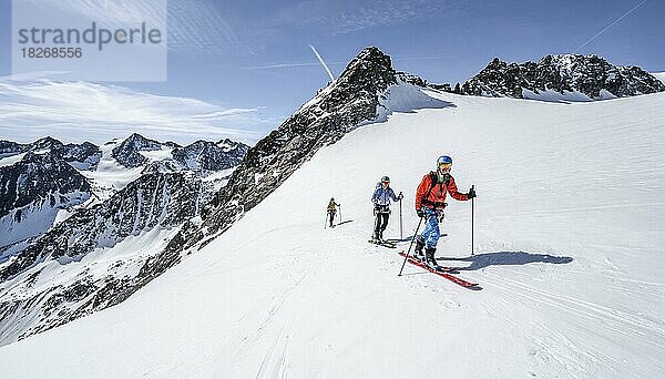 Skitourengeher am Lisenser Ferner  Ausblick auf Berge und Gletscher mit Gipfel Vorderes Hinterbergl  hinten Gipfel Östliche Seespitze und Innere Sommerwand  Stubaier Alpen  Tirol  Österreich  Europa