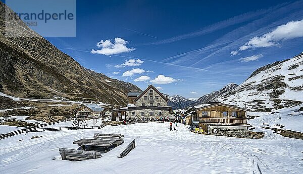 Berghütte Franz-Senn-Hütte im Winter  Oberbergtal  Stubaier Alpen  Tirol  Österreich  Europa