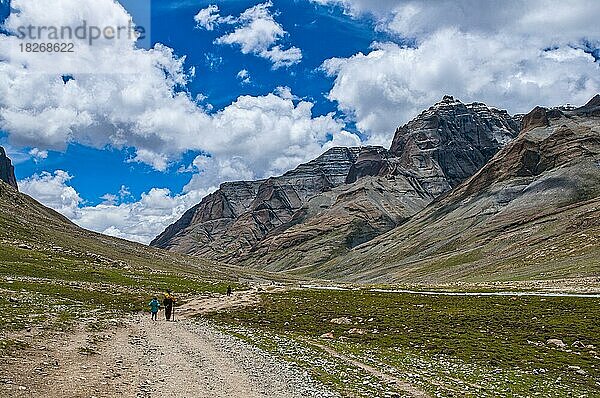 Pilger auf der Kailash Kora  Westtibet