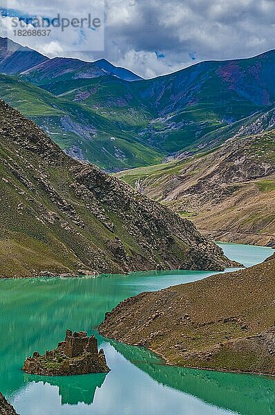 Künstlicher See entlang der Freundschaftsstraße  Tibet