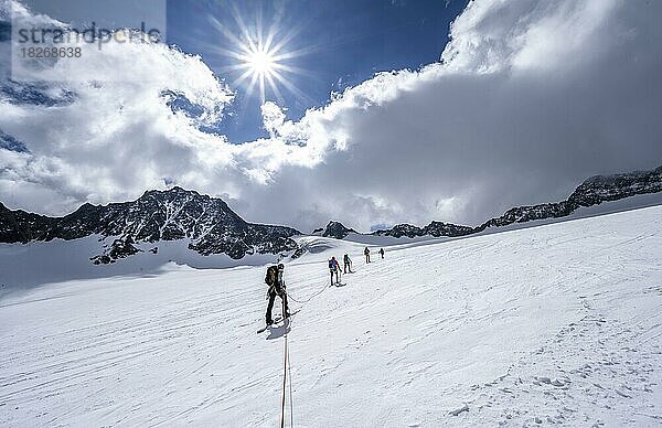 Gruppe Skitourengeher beim Aufstieg am Seil  am Alpeiner Ferner  Aufstieg zur Oberen Hölltalscharte  Sonnenstern  Stubaier Alpen  Tirol  Österreich  Europa
