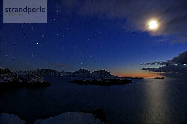 Mondschein über einer winterlichen Fjordlandschaft  letztes Abendrot  Nyksund  Vesteralen  Norwegen  Europa