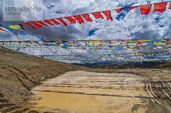 Gebetsfahnen entlang des Friendship Highway  Tibet