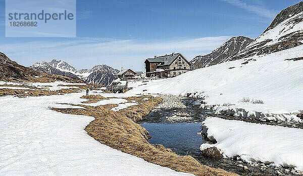 Oberbergbach und Berghütte Franz-Senn-Hütte im Winter  Oberbergtal  Stubaier Alpen  Tirol  Österreich  Europa