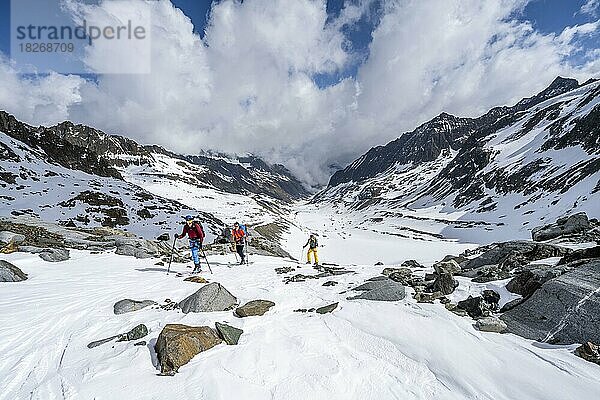 Skitourengeher beim Aufstieg am Alpeiner Ferner  Blick ins Tal  Berglandschaft im Winter  Stubaier Alpen  Tirol  Österreich  Europa