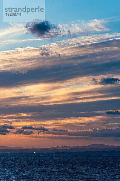 Sonnenuntergang über dem Meer  Barcelona  Spanien  Europa